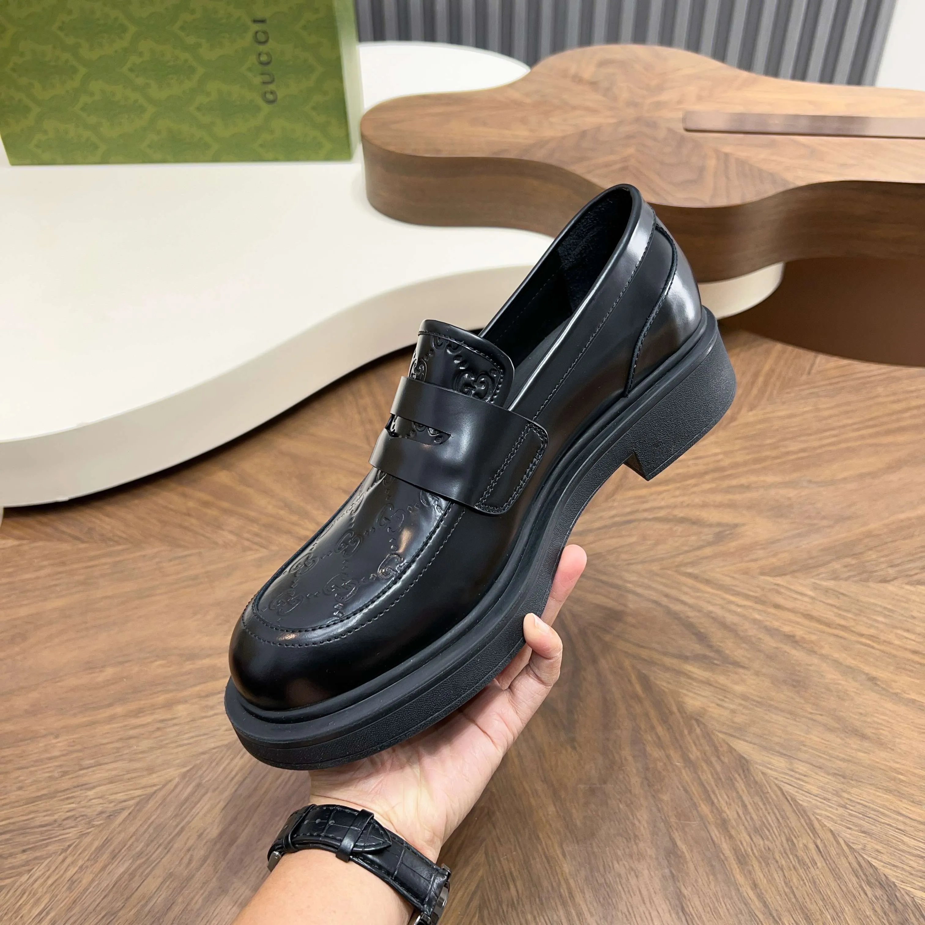 💰780 Gucci/Gucci new men’s lace-up shoes with GG details, matte cow leather derby shoes! The design of this men's lace-up shoe is rooted in the brand's heritage. Crafted from premium waxed cow leather, it is embellished with GG printed embossed suede leather details, a nod to Gucci's iconic monogram. The rubber sole decorated with GG pattern adds a touch of modern fashion to this design. Typical three-joint style design. European and American classic version, full calfskin lining. The overall upper texture is soft and the lining is comfortable and breathable. 2CM thickened soft rubber sole, easy to control. Versatile and stylish upper foot, multiple colors available to meet different matching needs, complete package! Size: 39-40-41-42-43-44 leather shoe size (38.45.46 can be customized)